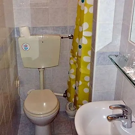 Arno Hotel *